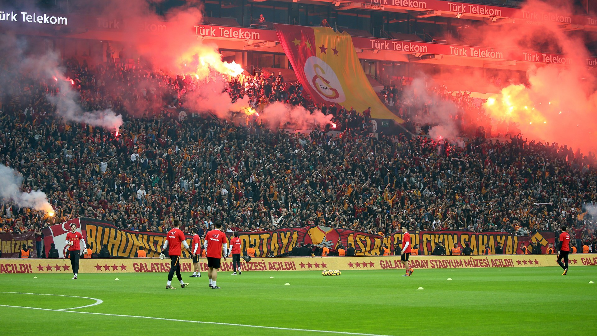 Galatasaray camiası TFF ve Kulüpler Birliğine isyan etti: Antrenmanda 40 bin kişi.