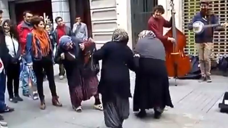 İstiklal Caddesi'nde mendilci teyzelerden muhteşem dans
