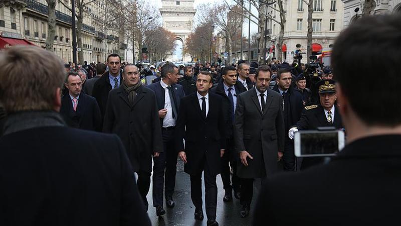 Macron, Pariste'ki protesto alanını ziyaret etti