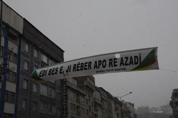 Açılım Klasiği : Hakkari'de 'Apo'ya özgürlük' pankartı yeniden asıldı