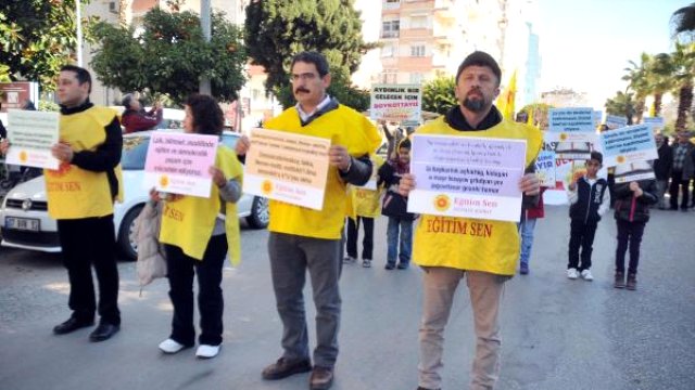 Antalya'da öğretmenler 'laik ve bilimsel eğitim' için yürüdü