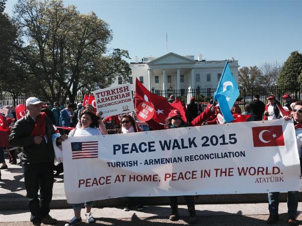 Beyaz Saray önünde soykırım iddialarına Türk bayraklı protesto