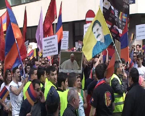 Ermenilerden 'Papa' ve 'Öcalan' dövizleri ile Türkiye protestosu....