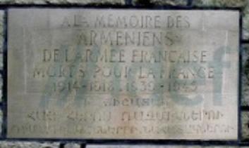 Fransız üniformasıyla türk topraklarında katliam yapan ermenilerin Paris'teki anıtı