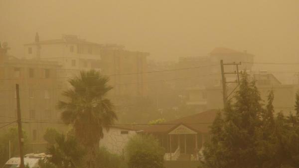 Hatay, Suriye üzerinden gelen toz bulutlu altında kaldı