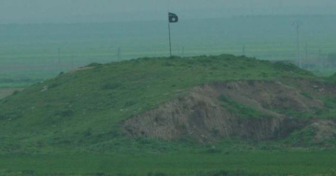 IŞİD Türkiye sınırına bayrak dikti