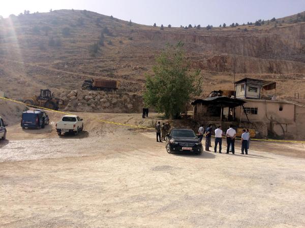 PKK'lılar, belediyenin kum ocağı şantiyesi ve araçlarını yaktı